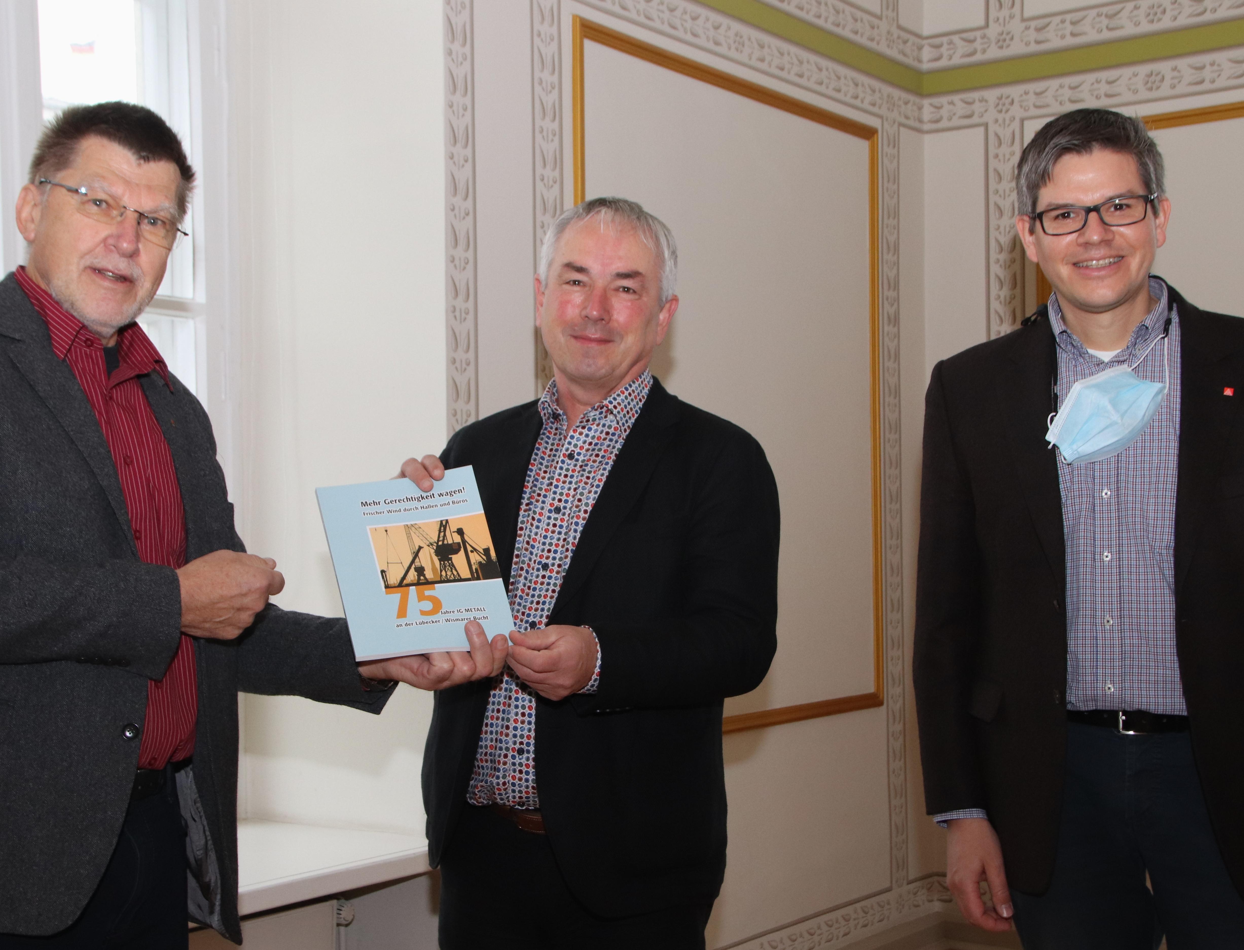 Übergabe der Chronik an Thomas Beyer, den Bürgermeister der Stadt Wismar