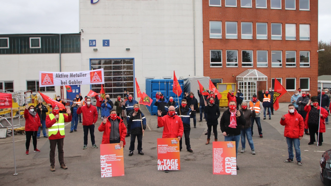 Warnstreikende der Firma Gabler in Lübeck