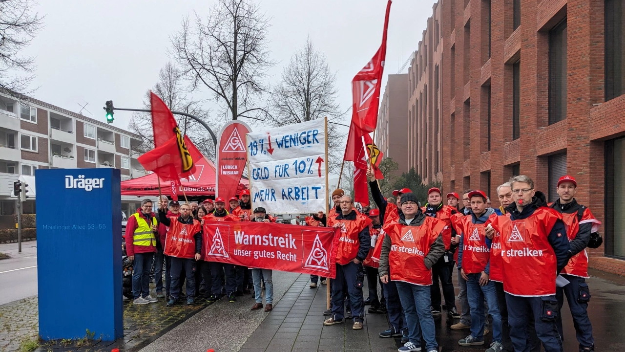 Kollginnen und Kollegen der Firma Dräger Gebäude und Service im Warnstreik am 20.11.2023 in Lübeck.