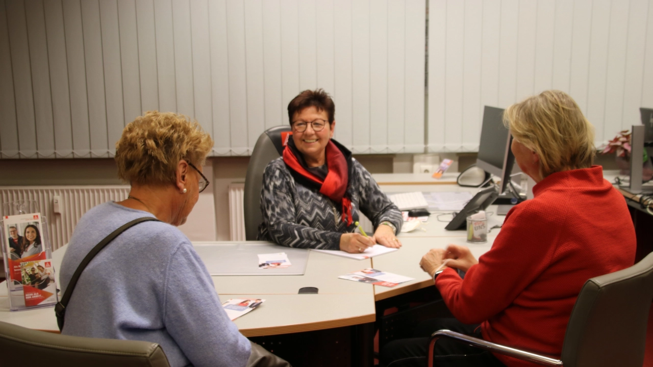 Margrit Petersen, Versichertenälteste der DRV Nord berät in Lübeck zu Rentenfragen