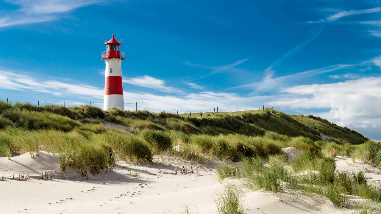 Leuchtturm am Strand an der Küste