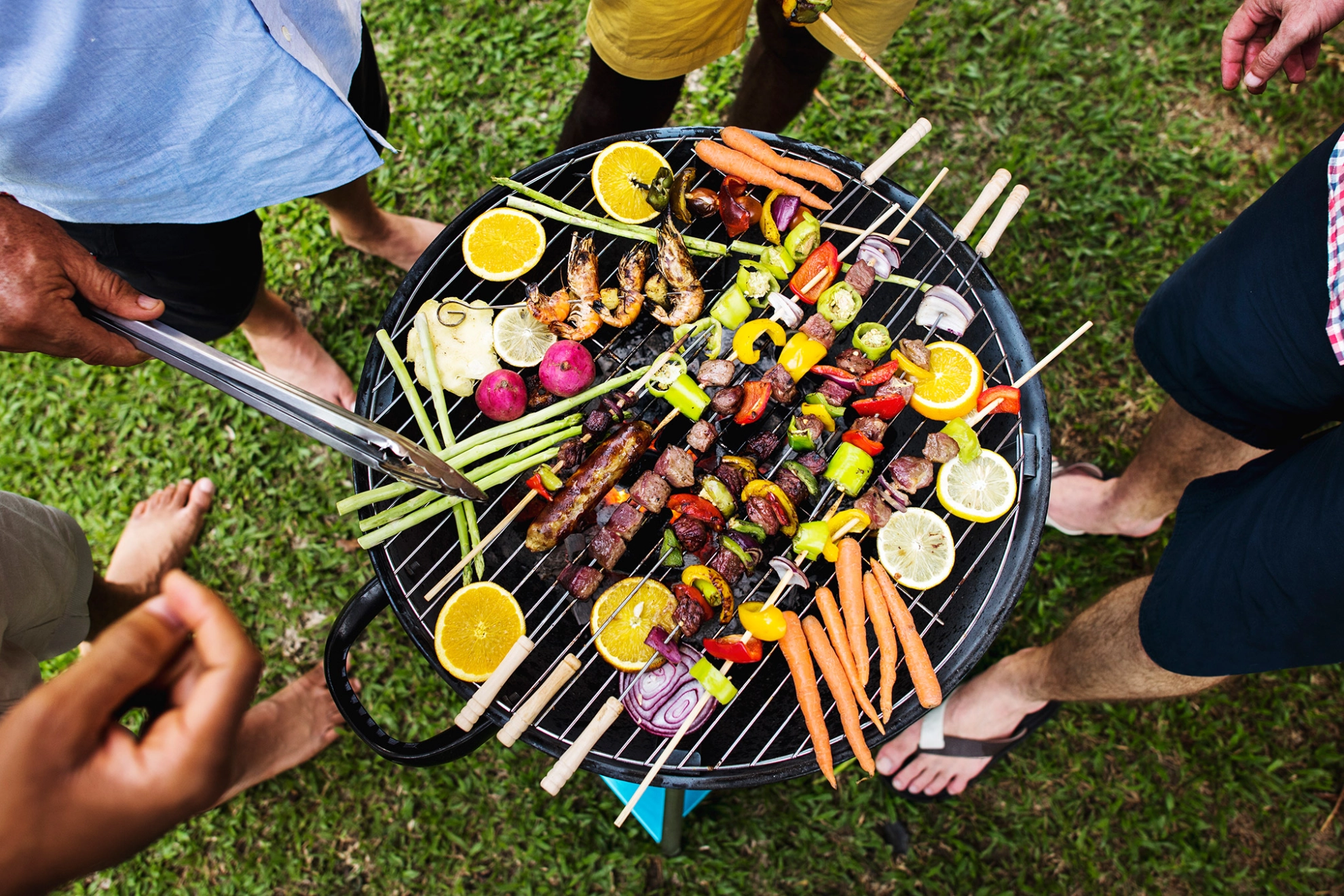 Jugendliche genießen zusammen eine Grillparty