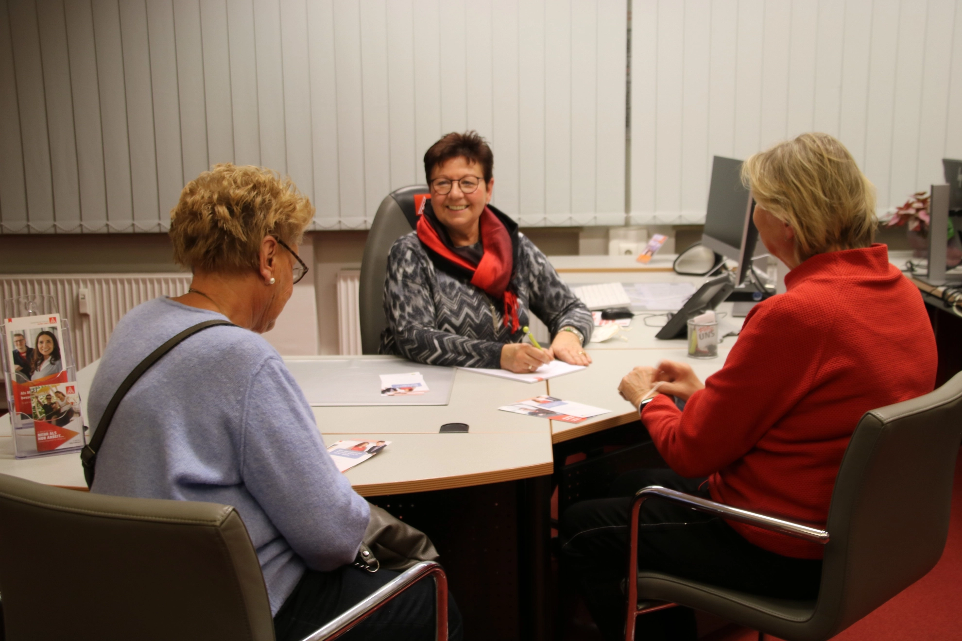 Margrit Petersen, Versichertenälteste der DRV Nord berät in Lübeck zu Rentenfragen