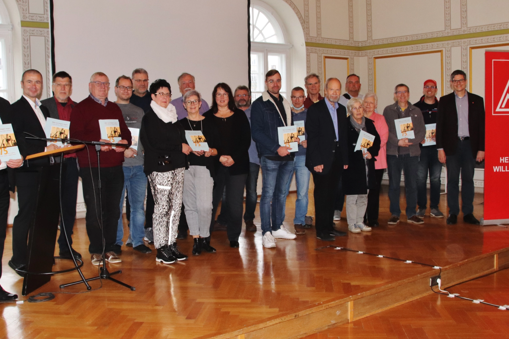 Übergabe der Chronik durch den AK Geschichte der IG Metall Lübeck-Wismar am 6.11.2021