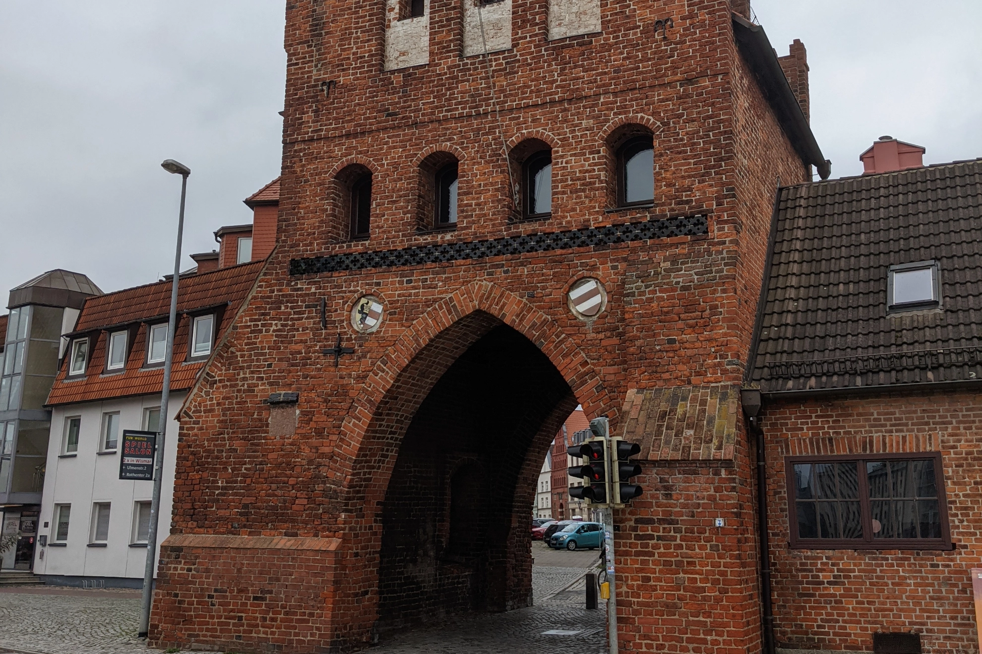 Das Bild zeigt das Wassertor in Wismar