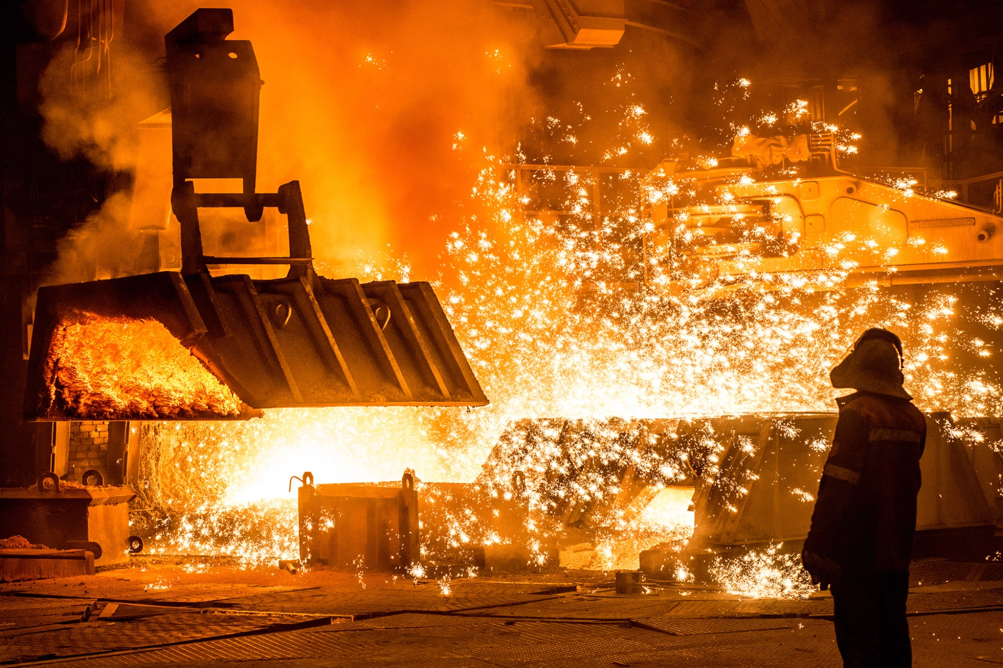 Steelworker nahe dem Hochofen.