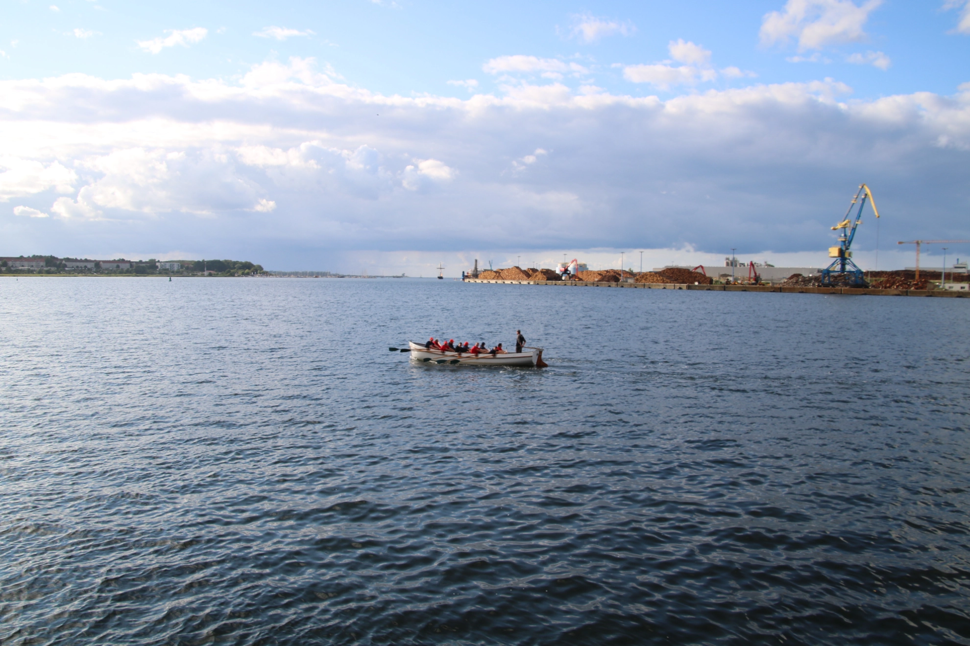 Marinekutter wird durch den Wismarer Hafen gerudert
