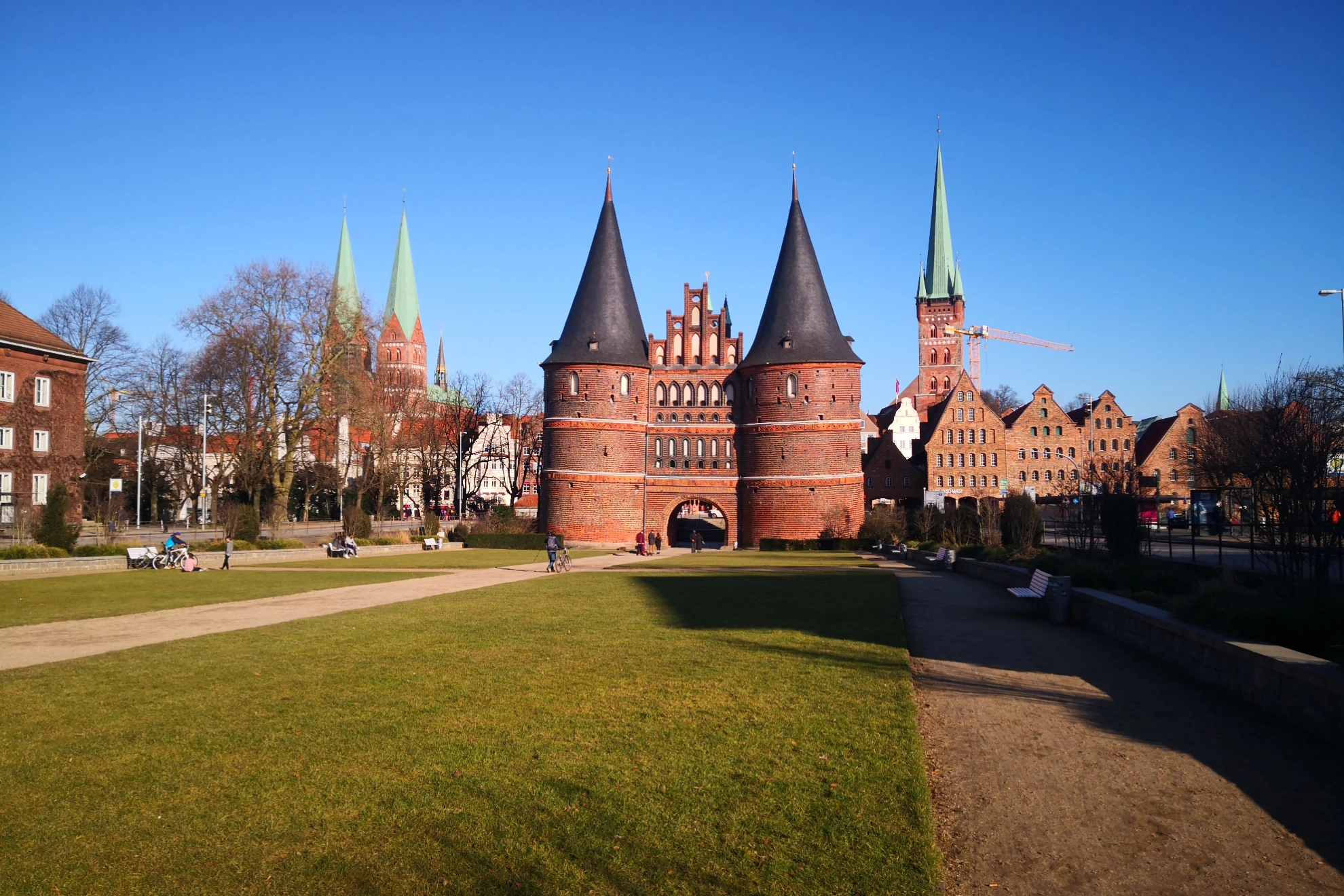 Abgebildet ist das Holstentor in Lübeck