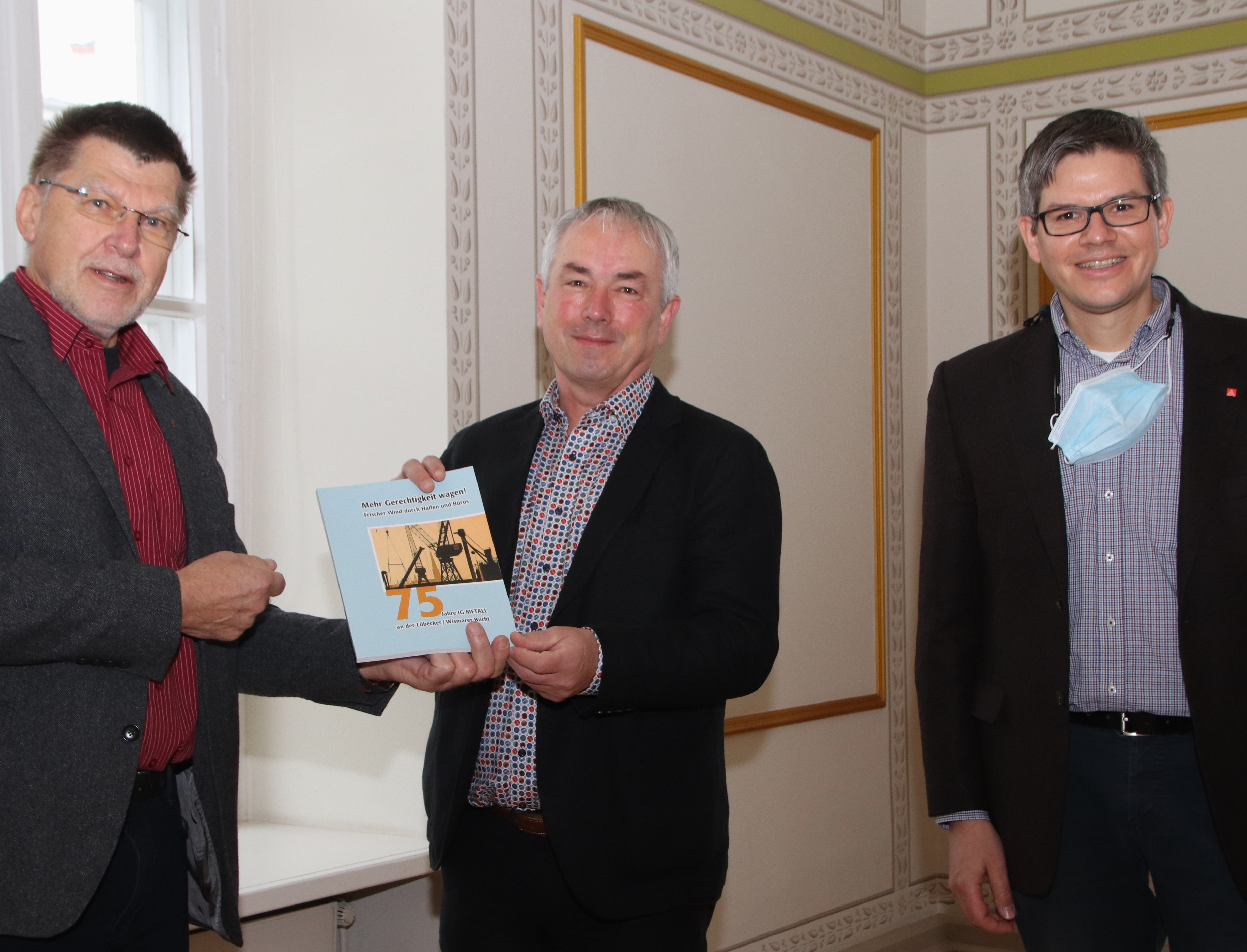 Übergabe der Chronik an Thomas Beyer, den Bürgermeister der Stadt Wismar